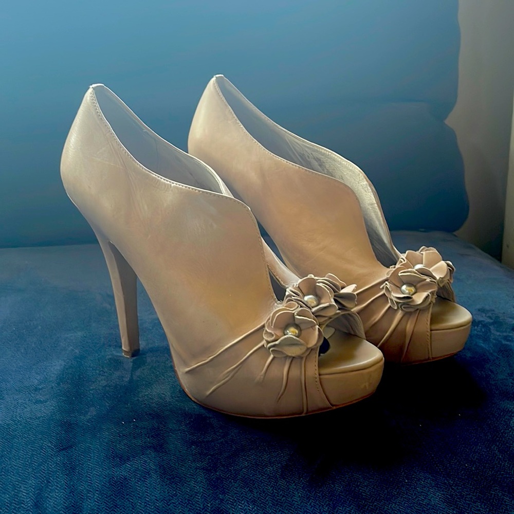 VINCE CAMUTO leather heels, TRUE sz 10, beige neutral. 5” with 1” platform